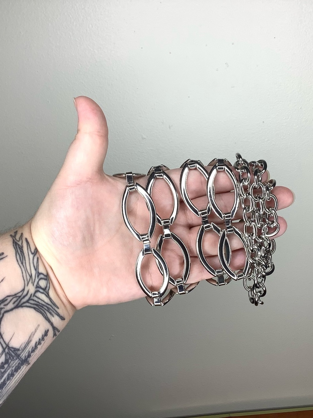 < Silver Tone Elongated Oval Chain-Link Women’s Adjustable Belt >